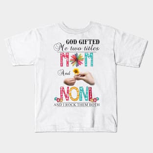 Vintage God Gifted Me Two Titles Mom And Noni Wildflower Hands Flower Happy Mothers Day Kids T-Shirt